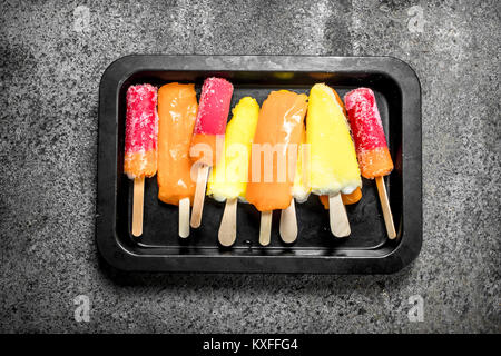 Bunte Obst Eis von Früchten. Auf einem urigen Hintergrund. Stockfoto