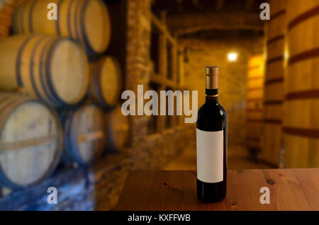 Red Weinprobe in einem alten Weinkeller mit Holz- Weinfässer in einem Weingut Stockfoto