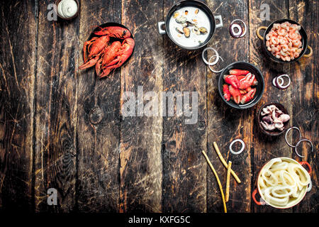 Fisch und Meeresfrüchte in Schalen. Auf einer hölzernen Hintergrund. Stockfoto