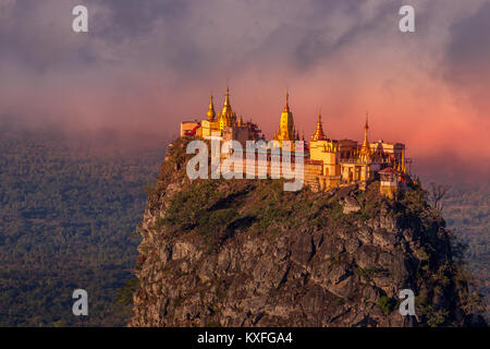 Taung Kalat Kloster auf dem Mt. Popa, Myanmar bei Sonnenaufgang Stockfoto