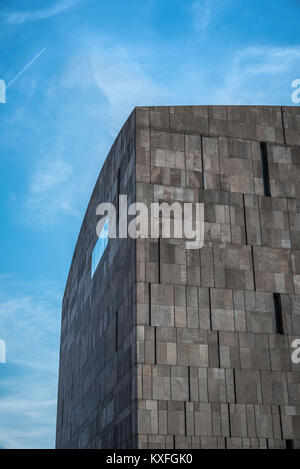 Wien, Österreich - 17. August 2017: Mumok Museum bei Sonnenuntergang. Es ist eine moderne Architektur Gebäude Museum im Museumsquartier mit einer riesigen Sammlung Stockfoto