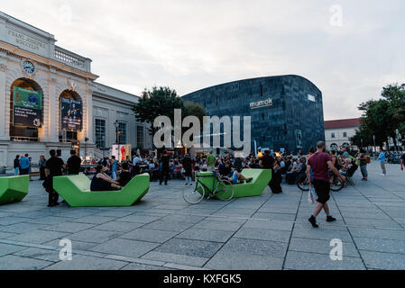 Wien, Österreich - 17. August 2017: Museumsquartier in Wien. Es ist die Heimat von großen Kunstmuseen wie dem Leopold Museum und dem MUMOK, Museum für Moderne Stockfoto