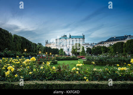 Wien, Österreich - 17. August 2017: Burgtheater bei Sonnenuntergang, Blick vom Volksgarten. Das Burgtheater ist die Österreichische National Theater in Wien. Stockfoto