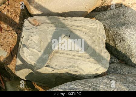 Die Entwicklung des abstrakten durch Erosion auf einem Felsen gebildet. Stockfoto