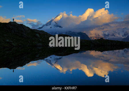 Ein Wanderer genießen die Berge und Wolken in Lac De Chéserys, Chamonix, Frankreich wider. Stockfoto