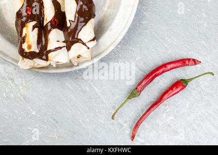 Mexikanischen chicken Enchiladas mit Chili Schokolade salsa Mole Poblano. Tradiional lateinamerikanischen Küche. Stockfoto