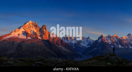 Man genießt die Aussicht auf die Alpen, mit Aiguille Verte und Les Drus, in der Nähe von Chamonix während des Sonnenuntergangs. Stockfoto