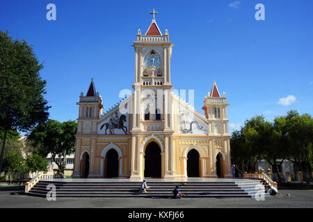 KON TUM, VIETNAM - ca. Januar 2017 Tan Huong Kirche Stockfoto