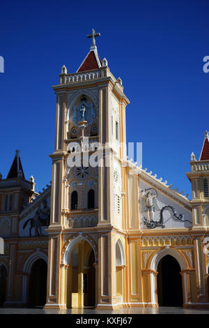 KON TUM, VIETNAM - ca. Januar 2017 Tan Huong Kirche Stockfoto