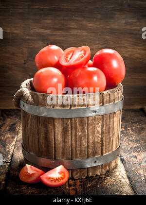 Frische Tomaten in einem hölzernen Löffel. Auf einer hölzernen Hintergrund. Stockfoto