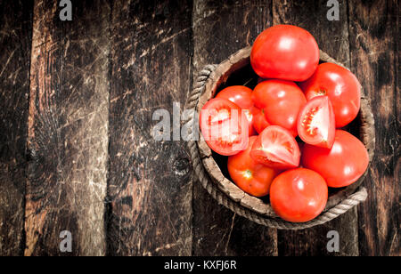 Frische Tomaten in einem hölzernen Löffel. Auf einer hölzernen Hintergrund. Stockfoto