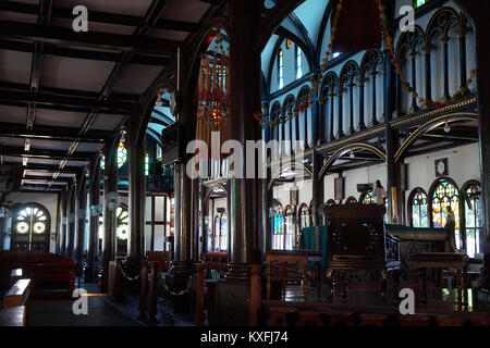 KON TUM, VIETNAM - ca. Januar 2017 Innen Kirche aus Holz Stockfoto