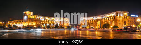 Die Regierung der Republik Armenien und Central Post Office am Platz der Republik in Eriwan bei Nacht, Armenien. Stockfoto