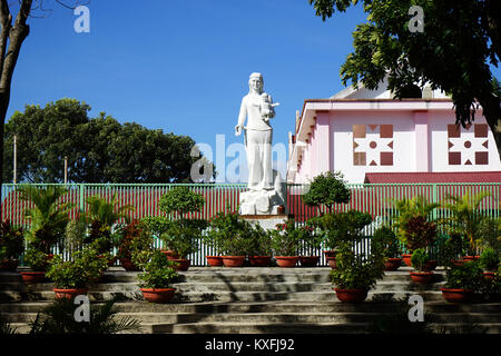 KON TUM, VIETNAM - ca. Januar 2017 Statue der Frau und Baby in der Nähe von Bishop's Stockfoto