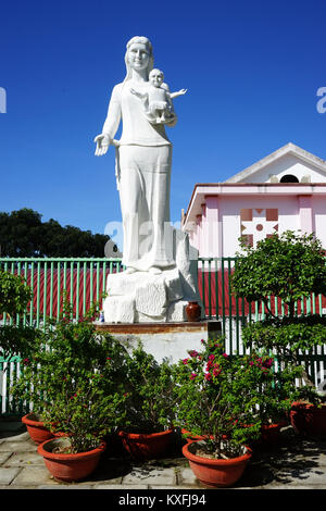 KON TUM, VIETNAM - ca. Januar 2017 Statue der Frau und Baby in der Nähe von Bishop's Stockfoto