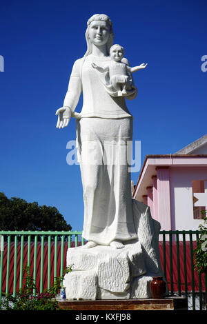 KON TUM, VIETNAM - ca. Januar 2017 Statue der Frau und Baby in der Nähe von Bishop's Stockfoto