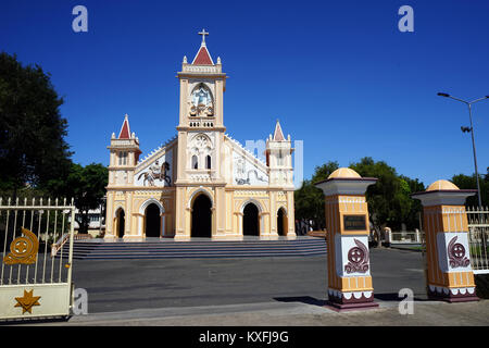 KON TUM, VIETNAM - ca. Januar 2017 Tan Huong Kirche Stockfoto