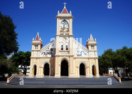 KON TUM, VIETNAM - ca. Januar 2017 Tan Huong Kirche Stockfoto