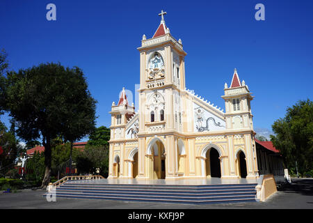 KON TUM, VIETNAM - ca. Januar 2017 Tan Huong Kirche Stockfoto