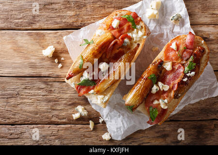 Köstliche Sandwiches mit karamellisierten Balsamico Schalotten, Speck und Roquefort Käse close-up auf dem Tisch. horizontal oben Ansicht von oben Stockfoto