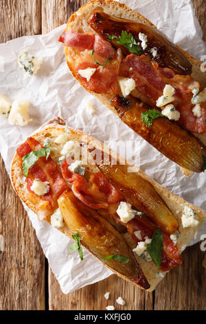 Sandwiches mit karamellisierten Balsamico Schalotten, Speck und Roquefort Käse in der Nähe offen auf den Tisch. Vertikal oben Ansicht von oben Stockfoto