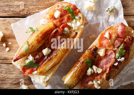 Sandwiches mit karamellisierten Balsamico Schalotten, Speck und Roquefort Käse in der Nähe offen auf den Tisch. horizontal oben Ansicht von oben Stockfoto