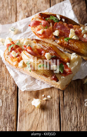 Köstliche Sandwiches mit karamellisierten Balsamico Schalotten, Speck und Roquefort Käse close-up auf dem Tisch. Vertikale Stockfoto