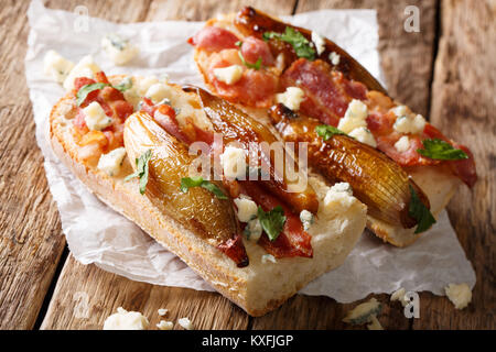 Sandwiches mit karamellisierten Balsamico Schalotten, Speck und Roquefort Käse in der Nähe offen auf den Tisch. Horizontale Stockfoto