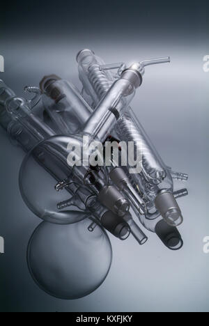 Chemische Glaswaren mit Reflexion auf Hintergrund Stockfoto