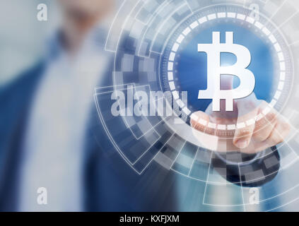 Geschäftsmann mit bitcoin Digital Wallet blockchain Technologie für Geldanlage oder Zahlung Lösung BTC cryptocurrency Symbol auf virtuellen scre Stockfoto