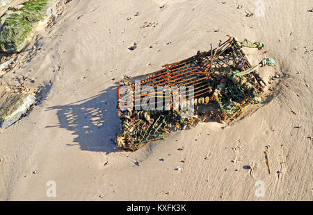 Eine alte Crab Pot an einem Strand in Norfolk, England, Vereinigtes Königreich. Stockfoto