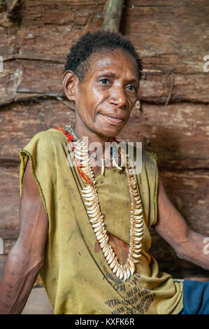 Wilden Dschungel in der Nähe von ONNI DORF, Neuguinea, Indonesien - 24. Juni: Das Porträt Korowai Frau im Haus aus Holz. Stamm der Korowai (Kombai, Kolufo). Juni Stockfoto