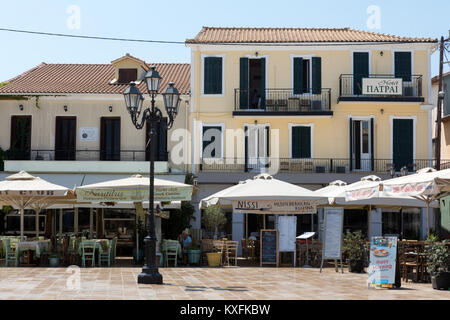 Lefkada, Griechenland - 14. Juli 2017: Street View mit bunten alten Häuser in Levkas Stadt auf Lefkada Insel in Griechenland Stockfoto