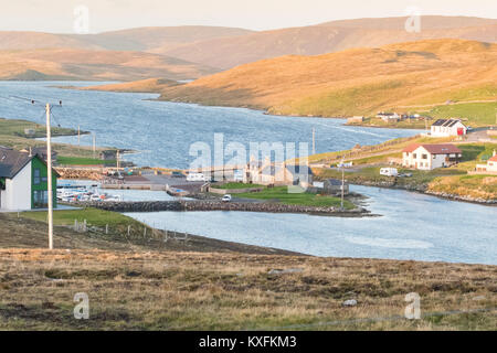 Bridge End Outdoor Centre und Marina an der Spitze von South Voe mit Lang Sound jenseits von West Burra gesehen in Richtung Osten Burra, Shetland Inseln Stockfoto