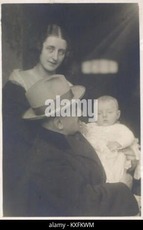 Alojz Gradnik s soprogo in dojenčkom v naročju 1920-30 Stockfoto