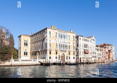 Palazzo Cavalli-Franchetti und Palazzo Barbaro, Grand Canal, San Marco, Venedig, Venetien, Italien, um an einem sonnigen Wintertag Stockfoto