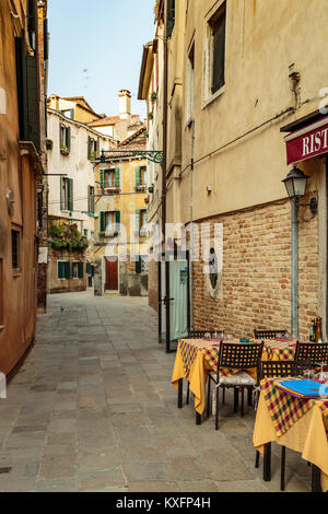Ein Restaurant im Freien, in Veneto, Venedig, Italien, Europa.