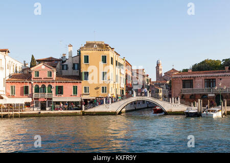 Grand Canal Santa Croce in der Dämmerung im warmen Licht, Venedig, Venetien, Italien mit Fußgängern entlang Fondamenta de La Croce Stockfoto