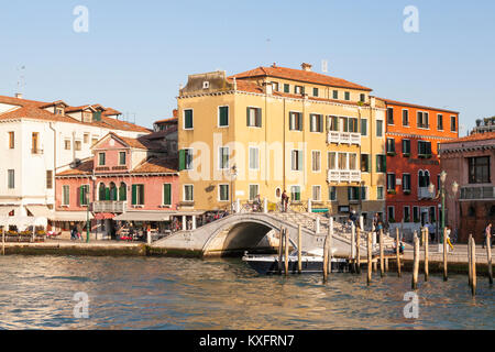 Grand Canal Santa Croce in der Dämmerung im warmen Licht, Venedig, Venetien, Italien mit Fußgängern entlang Fondamenta de La Croce Stockfoto