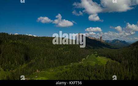 West Fork Cimarron River führt zu Chimney Rock- und Gerichtsgebäude Bergpanorama Stockfoto