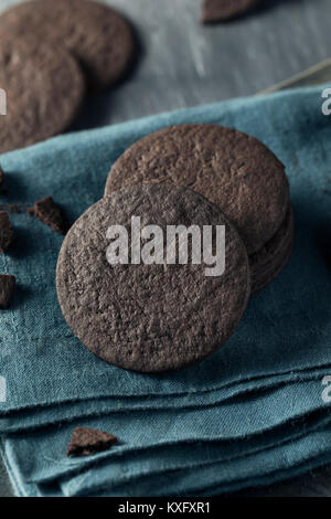 Hausgemachte Runde Schokoladenoblateplätzchen in einem Stapel Stockfoto