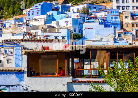 Chefchaouen, Marokko - 8. DEZEMBER 2005: Blick über die Stadt von Chefchaouen blaue Farbe und Kerle im Cafe sitzen in der Altstadt. Dezember 2016 Stockfoto