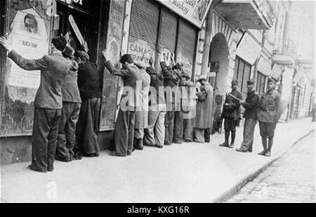 Der Iași-Pogrom 1903 war ein gewalttätiger Angriff auf jüdische Gemeinden in der rumänischen Stadt Iași. Dieses antisemitische Ereignis führte zu zahlreichen Toten und weitverbreiteten Zerstörungen, was ein dunkles Kapitel in der Geschichte der osteuropäischen Juden darstellt. Stockfoto