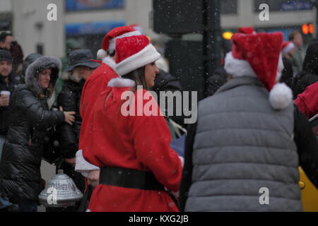 2017 Santa Con auf die 34th Street bietet: Santa Con Wo: New York City, New York, United States Wenn: 09 Dez 2017 Credit: TNYF/WENN.com Stockfoto