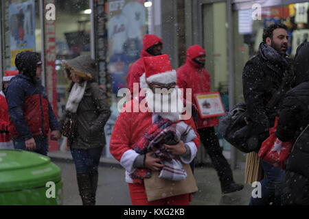 2017 Santa Con auf die 34th Street bietet: Santa Con Wo: New York City, New York, United States Wenn: 09 Dez 2017 Credit: TNYF/WENN.com Stockfoto