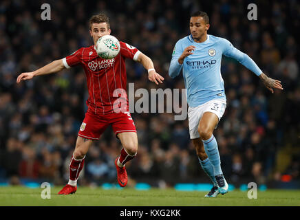 Bristol City Joe Bryan (links) und Manchester City Kyle Walker Kampf um den Ball während der carabao Cup Halbfinale, Hinspiel Gleiches an Etihad Stadium, Manchester. Stockfoto