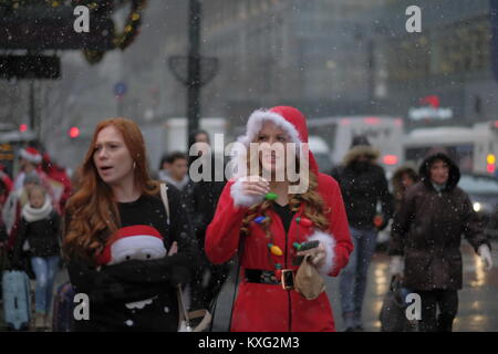 2017 Santa Con auf die 34th Street bietet: Santa Con Wo: New York City, New York, United States Wenn: 09 Dez 2017 Credit: TNYF/WENN.com Stockfoto