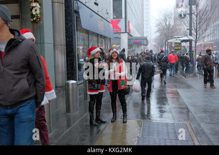 2017 Santa Con auf die 34th Street bietet: Santa Con Wo: New York City, New York, United States Wenn: 09 Dez 2017 Credit: TNYF/WENN.com Stockfoto