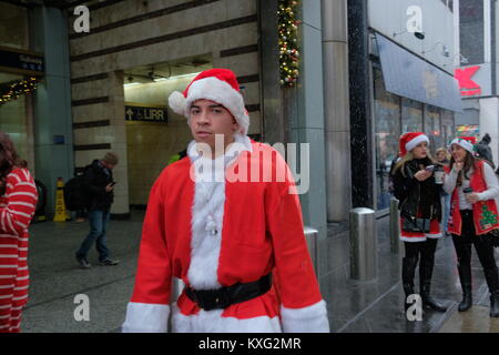 2017 Santa Con auf die 34th Street bietet: Santa Con Wo: New York City, New York, United States Wenn: 09 Dez 2017 Credit: TNYF/WENN.com Stockfoto