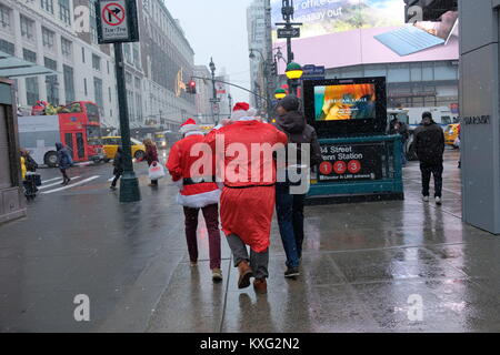 2017 Santa Con auf die 34th Street bietet: Santa Con Wo: New York City, New York, United States Wenn: 09 Dez 2017 Credit: TNYF/WENN.com Stockfoto